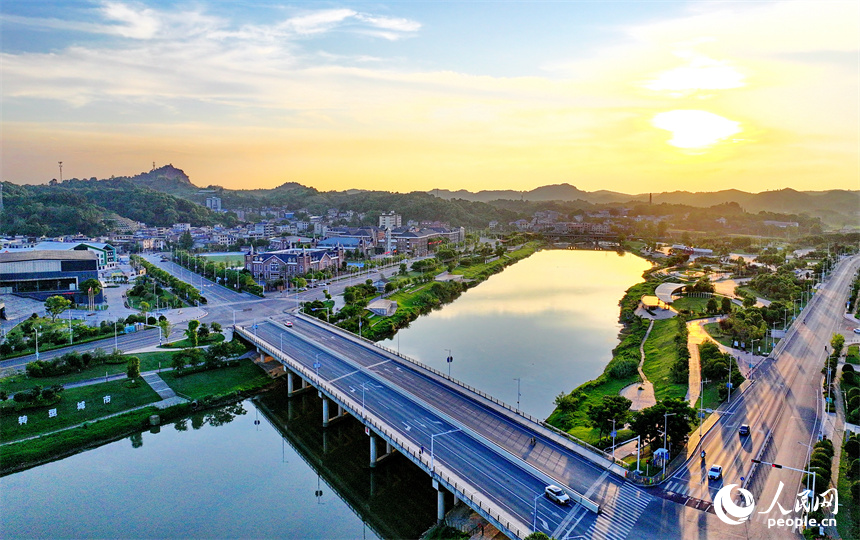 江西省萍鄉市湘東區萍水河畔，沿岸綠植、樹木、游步道與樓房建筑相映襯，構成一幅風光旖旎的水清岸綠城美的綠色生態畫卷。人民網 朱海鵬攝