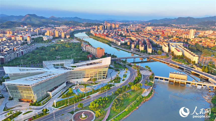 江西省萍鄉市湘東區萍水河畔，沿岸綠植、樹木、游步道與樓房建筑相映襯，構成一幅風光旖旎的水清岸綠城美的綠色生態畫卷。人民網 朱海鵬攝