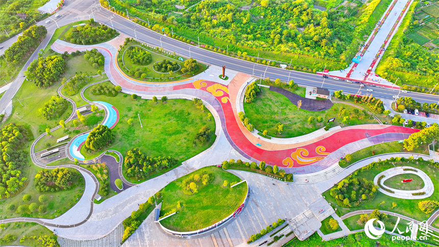 江西省萍鄉市湘東區萍水河畔，沿岸綠植、樹木、游步道與樓房建筑相映襯，構成一幅風光旖旎的水清岸綠城美的綠色生態畫卷。人民網 朱海鵬攝