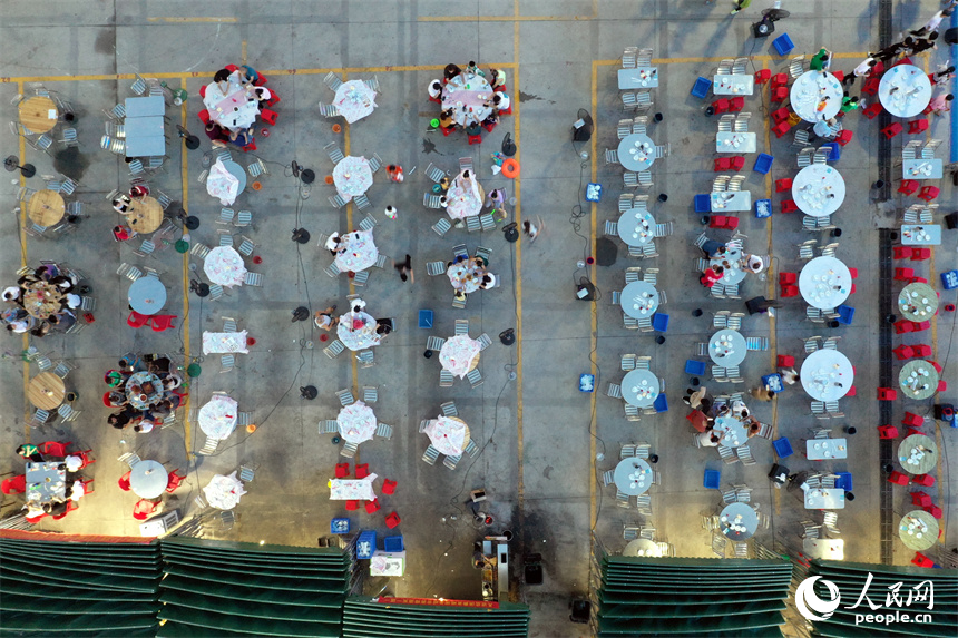 南昌縣萬湖夜市干凈整潔的環境。 人民網記者 時雨攝