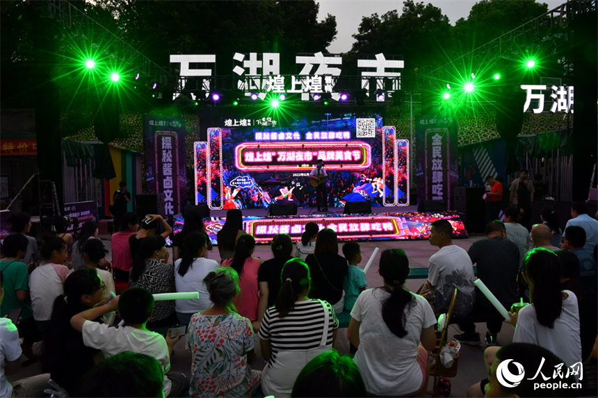 夜市燈光璀璨，活動現場精彩紛呈，歡樂無比。 人民網記者 時雨攝