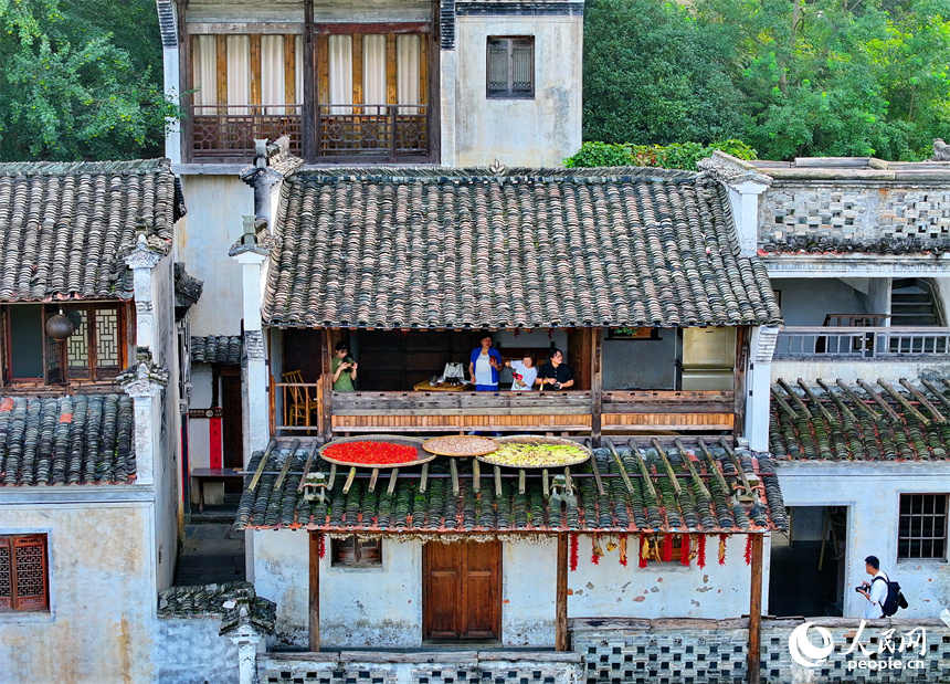 一幅立秋時節的鄉村美景畫卷映入眼簾。人民網 朱海鵬攝