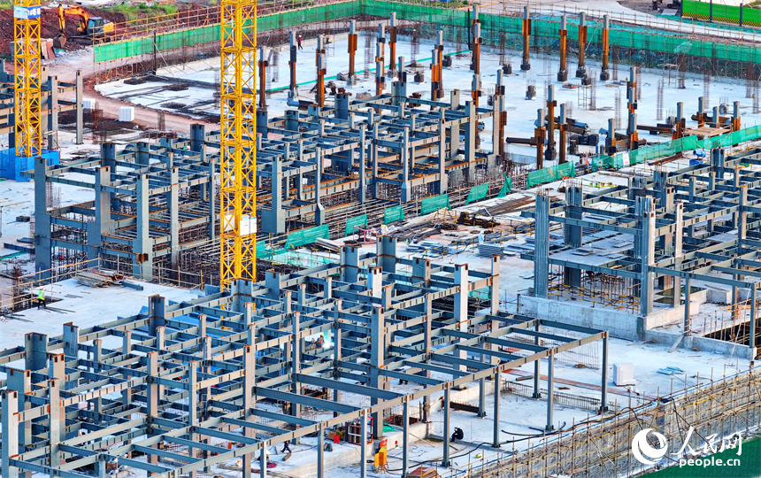 在贛州蓉江新區保障性租賃住房一期項目施工現場，施工人員在進行鋼結構安裝焊接等工作。人民網 朱海鵬攝