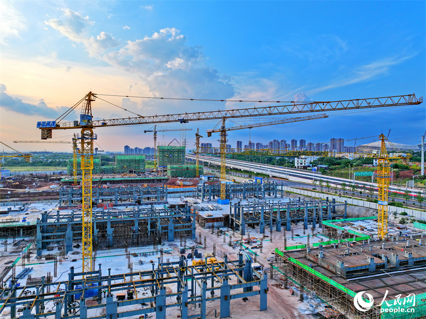 在贛州蓉江新區保障性租賃住房一期項目施工現場，施工人員在進行鋼結構安裝焊接等工作。人民網 朱海鵬攝