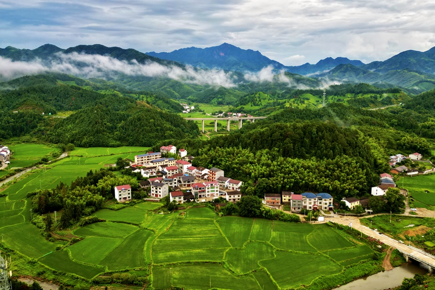 航拍鏡頭下的嵩市鎮，縱橫交錯的農田與村莊構成一幅美麗的鄉村畫卷。雙煜堃攝