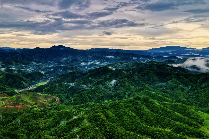 航拍鏡頭下，淡淡的云霧在群山之間飄蕩，風景壯美。雙煜堃攝