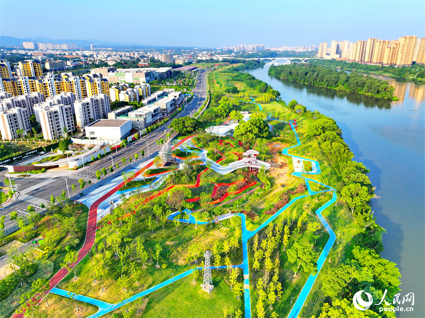 航拍下的江西省贛州章江國家濕地公園河道蜿蜒，江岸綠樹環繞。人民網朱海鵬攝