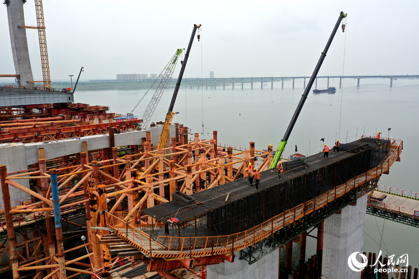 洪州大橋高空作業現場。高溫酷暑天氣，施工單位實施錯時施工措施，保障員工健康。 人民網記者 時雨攝
