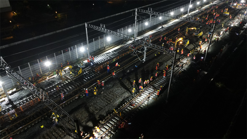 昌景黃高鐵正式接入國家“八縱八橫”高鐵網。圖為17日凌晨接入施工現場。 史俊男攝