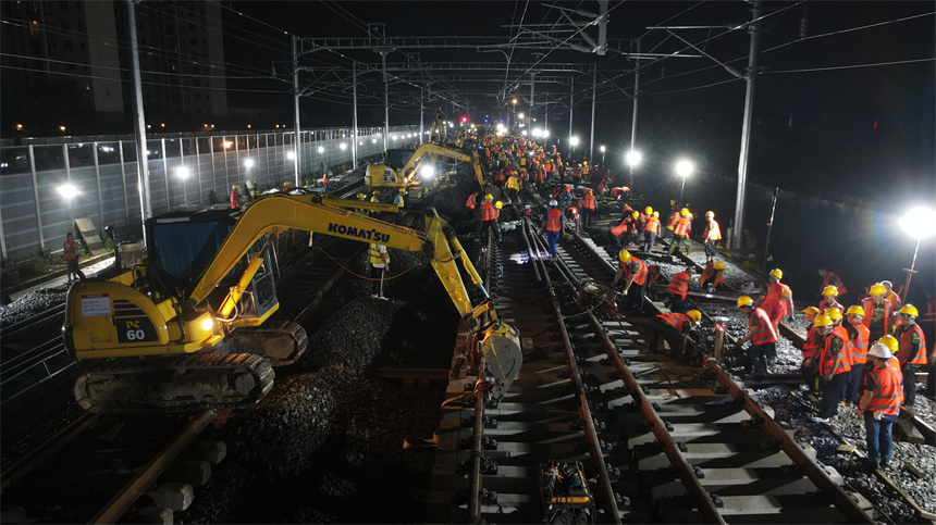 昌景黃高鐵正式接入國家“八縱八橫”高鐵網。圖為17日凌晨接入施工現場。 史俊男攝