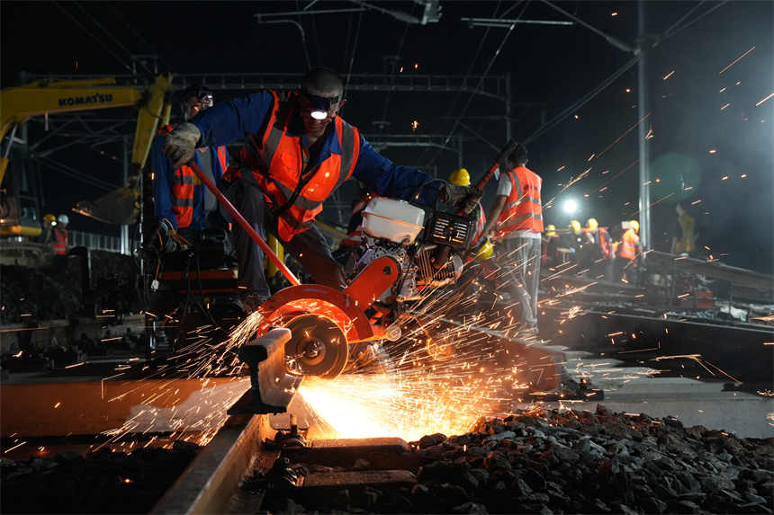 昌景黃高鐵正式接入國家“八縱八橫”高鐵網。圖為17日凌晨接入施工現場。 史俊男攝