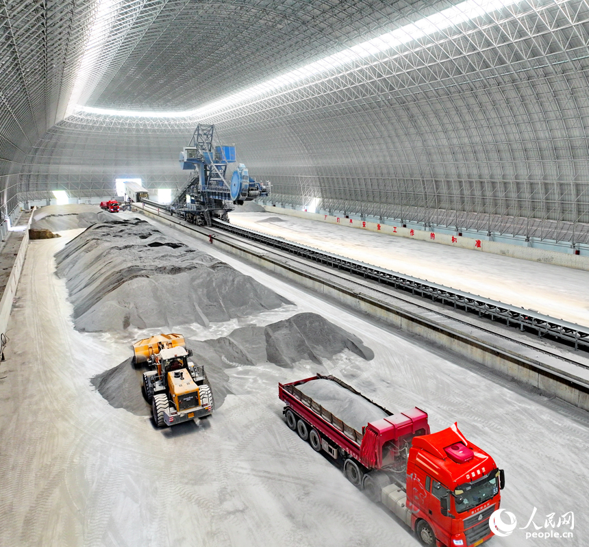 九江市柴桑區的九江港赤湖作業區公用碼頭全封閉智慧“膠囊”倉庫內，大型機械設備在進行取料作業。人民網 朱海鵬攝