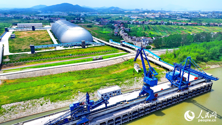 九江港赤湖作業區公用碼頭全封閉智慧“膠囊”倉庫，體型巨大、蔚為壯觀。人民網 朱海鵬攝