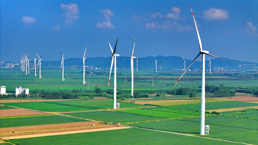 九江市柴桑區江洲風電場，48臺風力發電機組迎風旋轉。人民網 朱海鵬攝