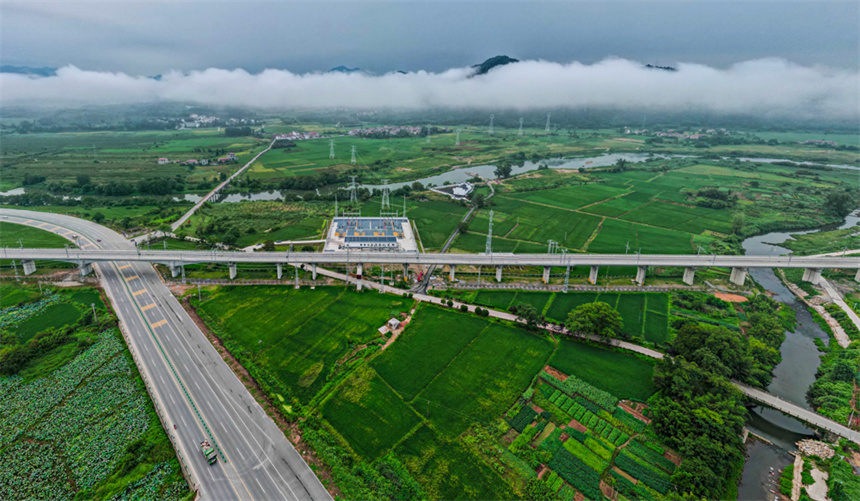 昌景黃高鐵全線接觸網送電成功，為全線聯調聯試提供了必要條件。 徐斌攝