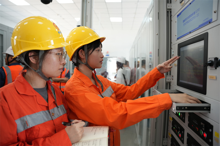 在正式送電前，工作人員正在調試設備。 張學東攝