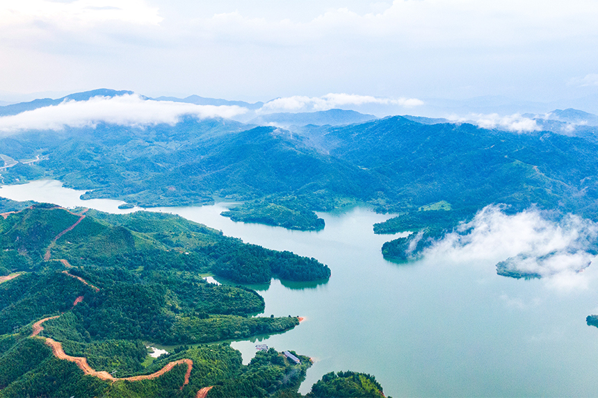 航拍江西省贛州市定南縣飲用水源禮亨水庫，美景如畫。詹繼成攝
