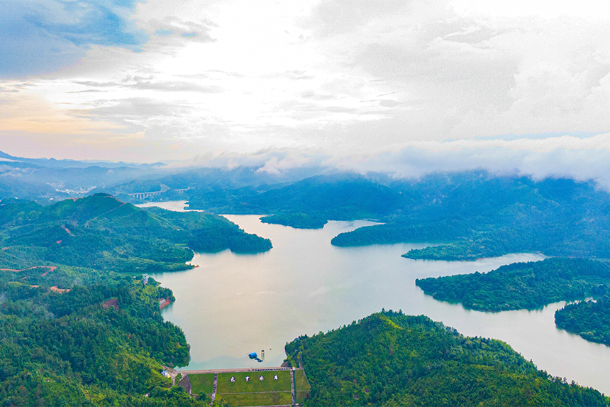 航拍江西省贛州市定南縣飲用水源禮亨水庫，美景如畫。詹繼成攝