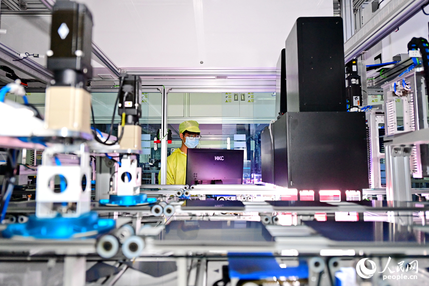 近日，撫州市宜黃縣六里鋪工業園區的光伏組件生產企業，工人正在加工出口國外的太陽能電池片。人民網 朱海鵬攝