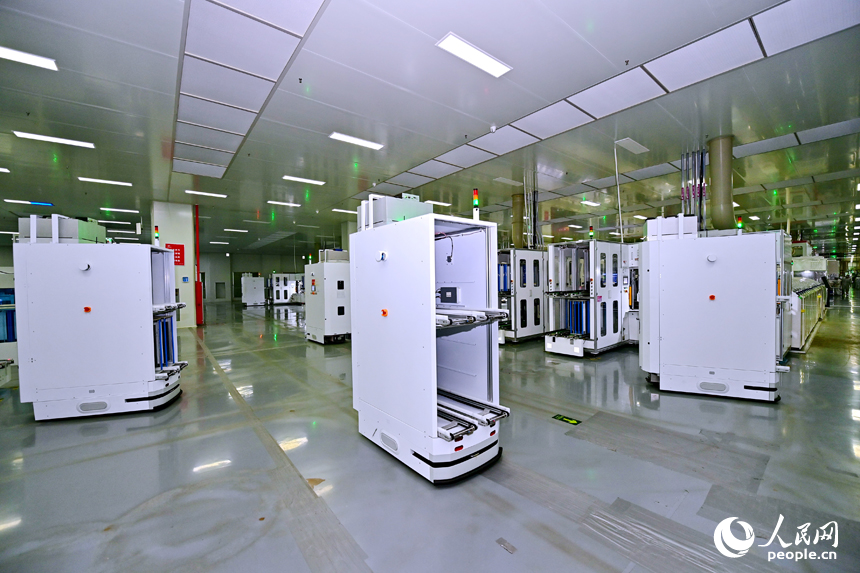 近日，撫州市宜黃縣六里鋪工業園區的光伏組件生產企業，智能配送AGV小車來回穿梭。人民網 朱海鵬攝