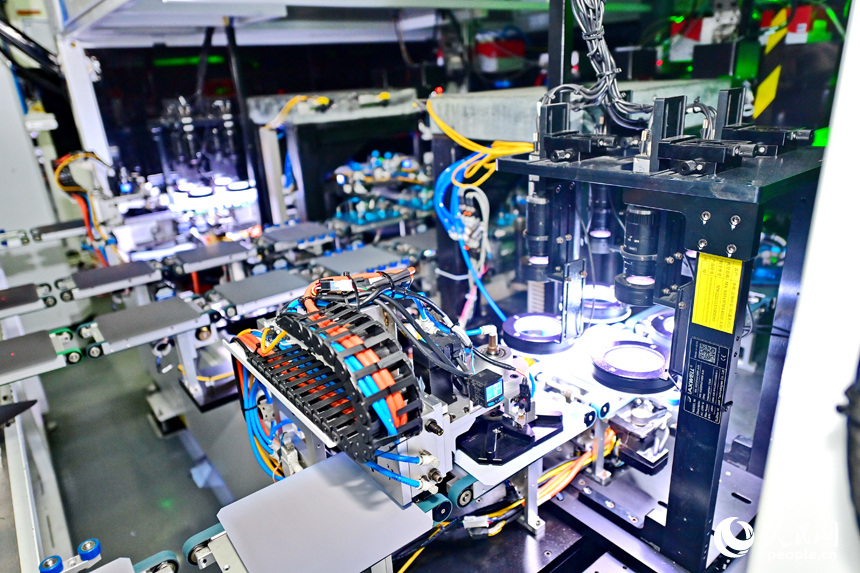 近日，撫州市宜黃縣六里鋪工業園區的光伏組件生產企業，自動化設備高效運轉。人民網 朱海鵬攝