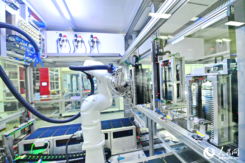 近日，撫州市宜黃縣六里鋪工業園區的光伏組件生產企業，自動化設備高效運轉。人民網 朱海鵬攝