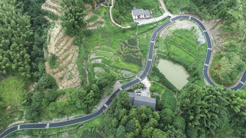 航拍鏡頭下，江西省吉安市井岡山神山村的通村公路在青山間蜿蜒。 王江舟攝
