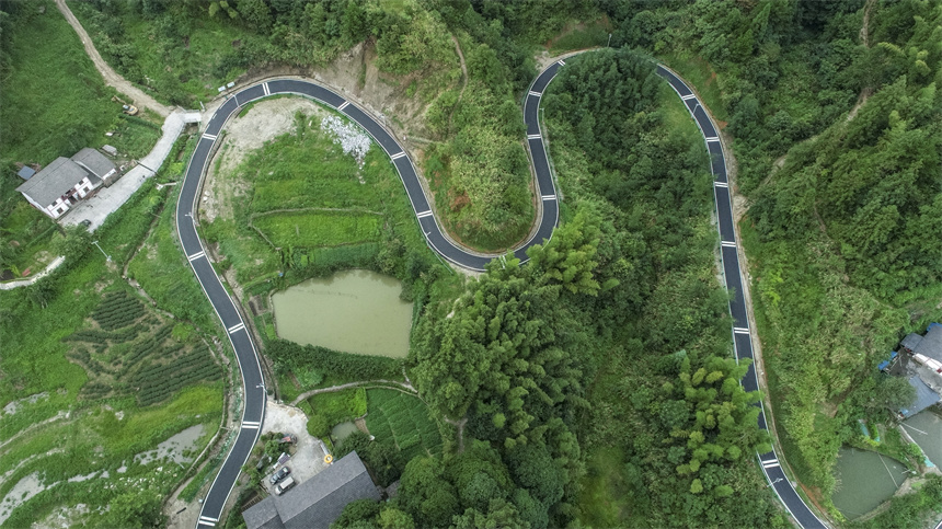 航拍鏡頭下，江西省吉安市井岡山神山村的通村公路在青山間蜿蜒。 王江舟攝