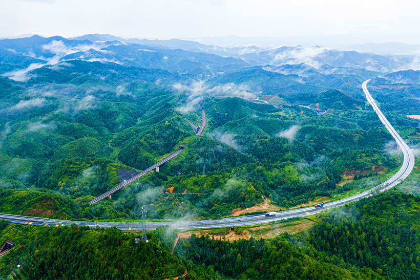 航拍鏡頭下的新農村畫卷。詹繼成攝