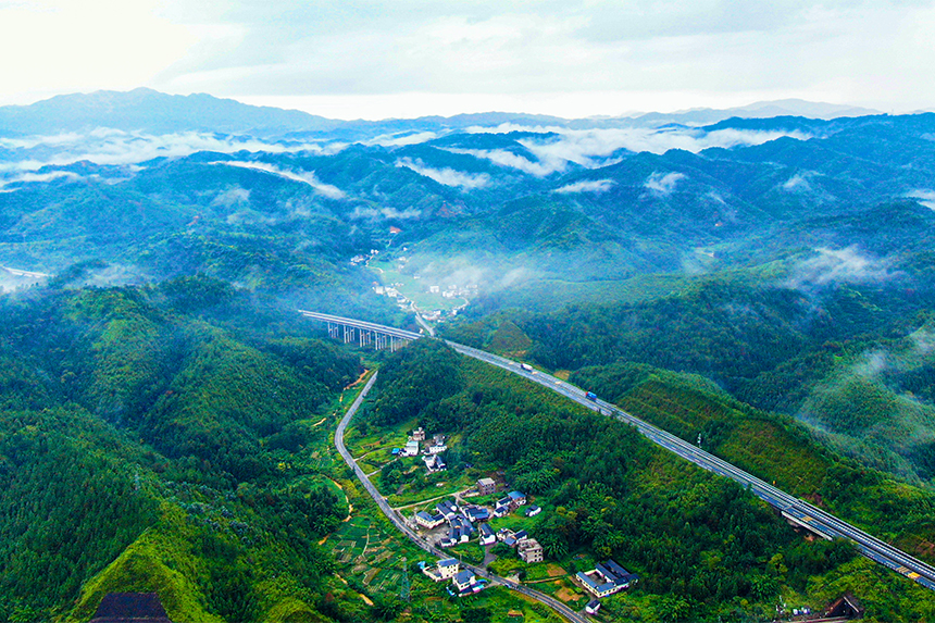 航拍鏡頭下的新農村畫卷。詹繼成攝