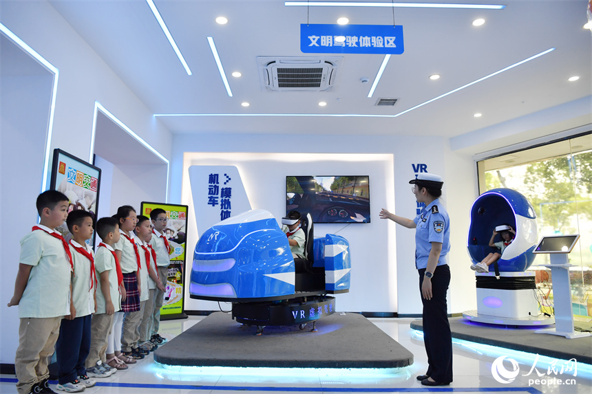 交警向學生們講解交通安全常識。 人民網記者 時雨攝