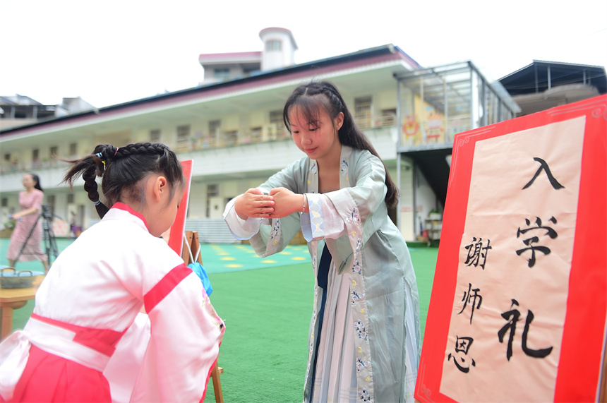 小朋友行拜師禮。呂春華攝