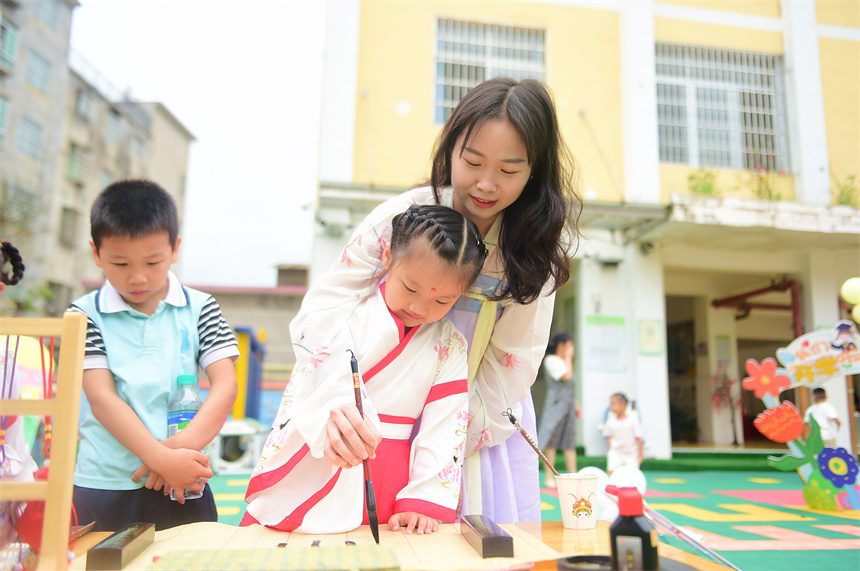 萌娃開筆。呂春華攝