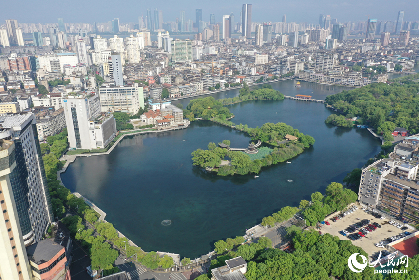 “城在湖中、湖在城里”，航拍鏡頭下的南昌百花洲東湖。 人民網記者 時雨攝
