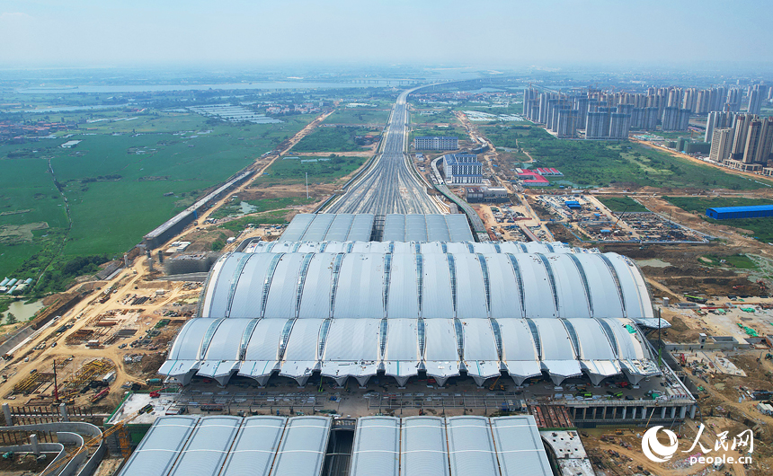 俯瞰正在建設中的南昌東站，規模宏大。人民網記者 毛思遠攝