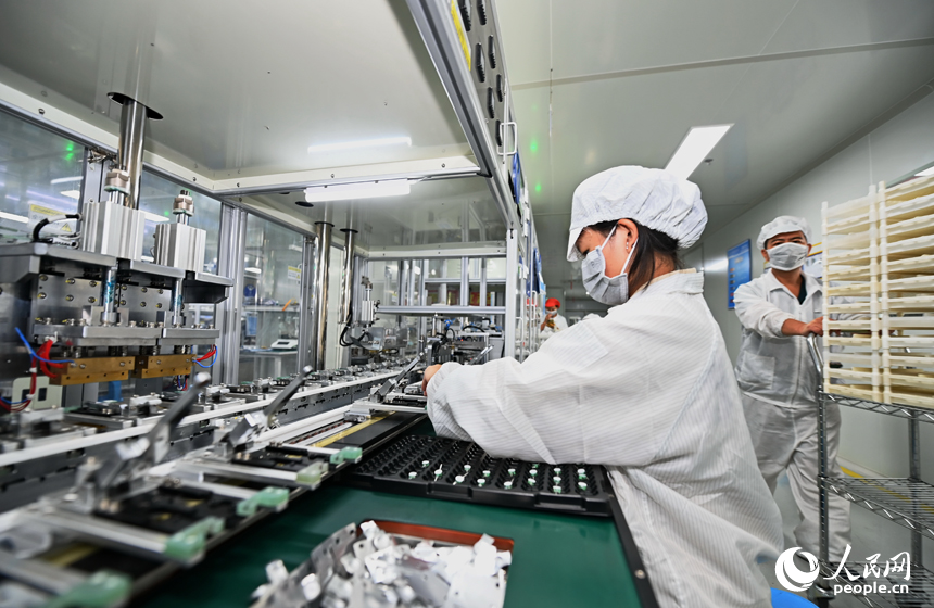 近日，鋰電新能源電池生產企業內，工人在操作電子設備趕制電池產品訂單。人民網 朱海鵬攝
