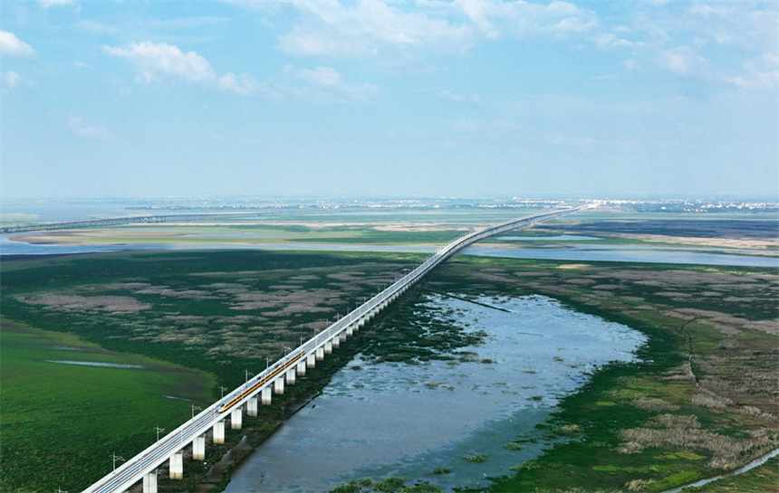 高速綜合檢測列車行駛在昌景黃高鐵進行逐級提速等方面的檢測試驗。 胡國林攝