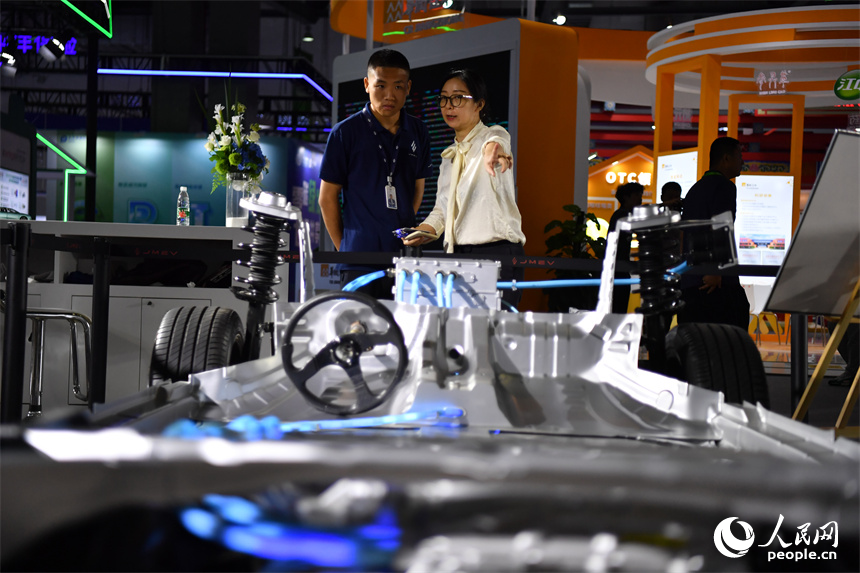 參展商正在介紹自主研發的新能源汽車。 人民網記者 時雨攝