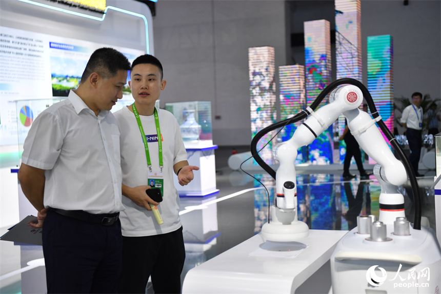 參展商正在介紹企業自主研發的節能智慧產品。 人民網記者 時雨攝