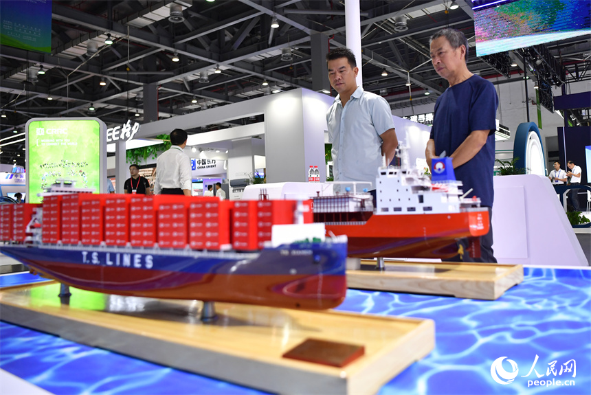 觀眾們正在一處展位了解新材料在制造業方面的應用。 人民網記者 時雨攝