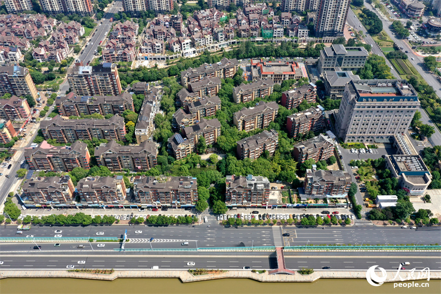 南昌紅谷灘區一小區內綠意盎然。 人民網記者 時雨攝