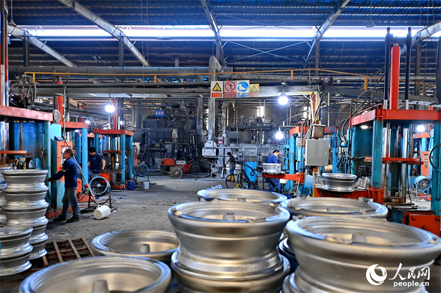 工人在車間內加工生產出口的輕量化汽車輪轂。朱海鵬攝