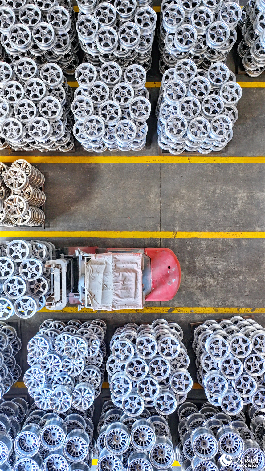 工人在車間內加工生產出口的輕量化汽車輪轂。朱海鵬攝