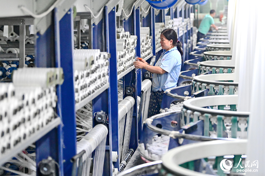 生產車間內，工人在新升級的自動化生產線上忙著加工拉絲產品。人民網 朱海鵬攝