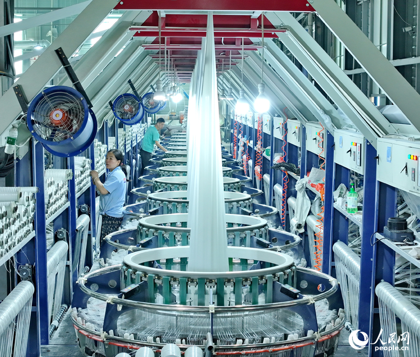 生產車間內，工人在新升級的自動化生產線上忙著加工拉絲產品。人民網 朱海鵬攝