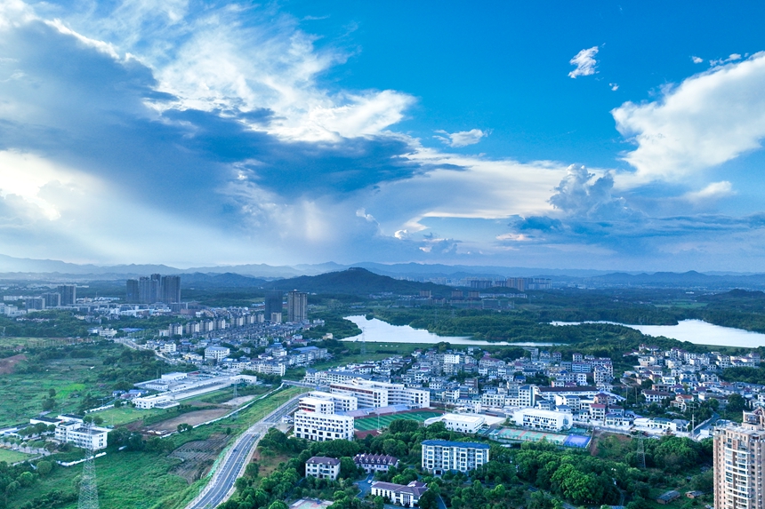 航拍鏡頭下的共青城市，入眼皆是美景。潘成攝