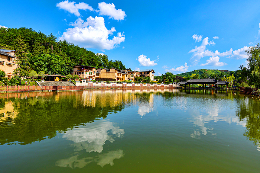 航拍下的黃砂口村，在藍天白云的映襯下美不勝收。詹繼成攝