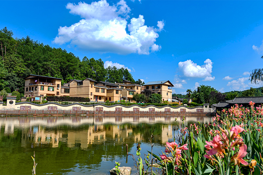 航拍下的黃砂口村，在藍天白云的映襯下美不勝收。詹繼成攝