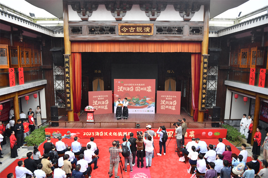 第三屆“漢韻?；?國潮贛菜”美食節在?；韬顕脊胚z址公園?；枋骋嘏e行。 人民網記者 時雨攝