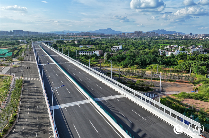 近日，江西省贛州市蓉江三路快速路初具雛形。人民網 朱海鵬攝